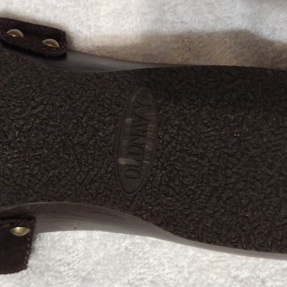 Old Navy, women's sandal with buckle strap in Brown. - Picture 5 of 5